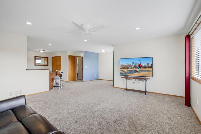 9900 55th Avenue N 8, Plymouth, MN 55442