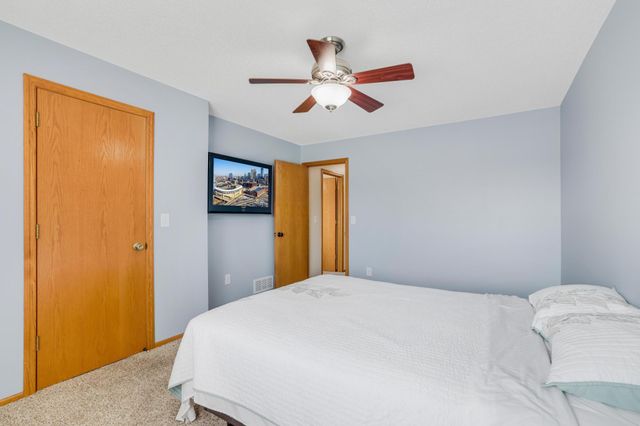 9900 55th Avenue N 8, Plymouth, MN 55442