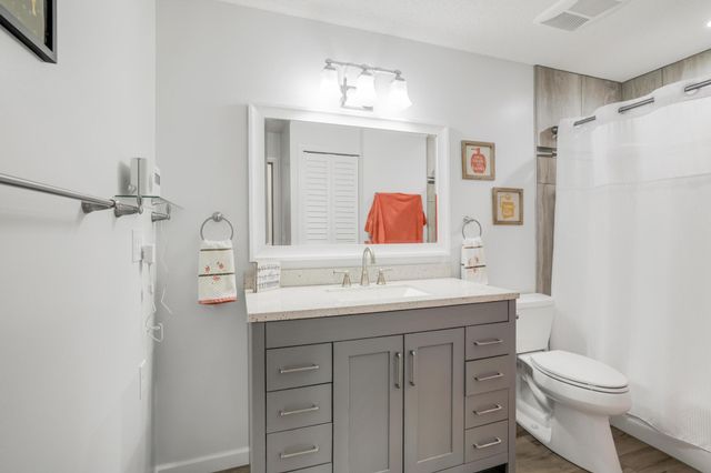 9900 55th Avenue N 8, Plymouth, MN 55442