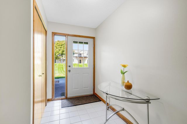 9900 55th Avenue N 8, Plymouth, MN 55442