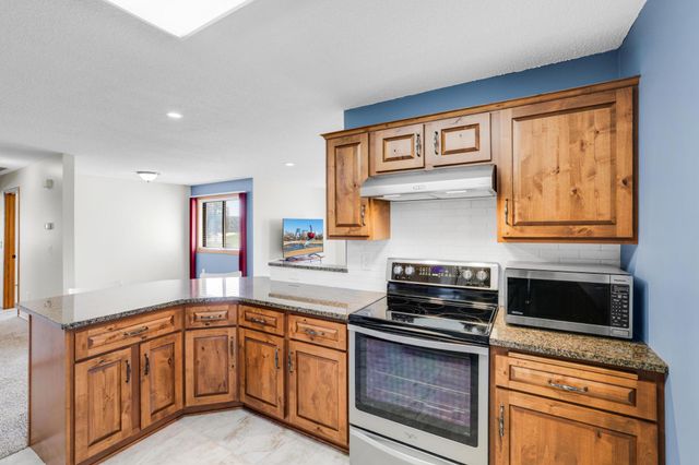 9900 55th Avenue N 8, Plymouth, MN 55442