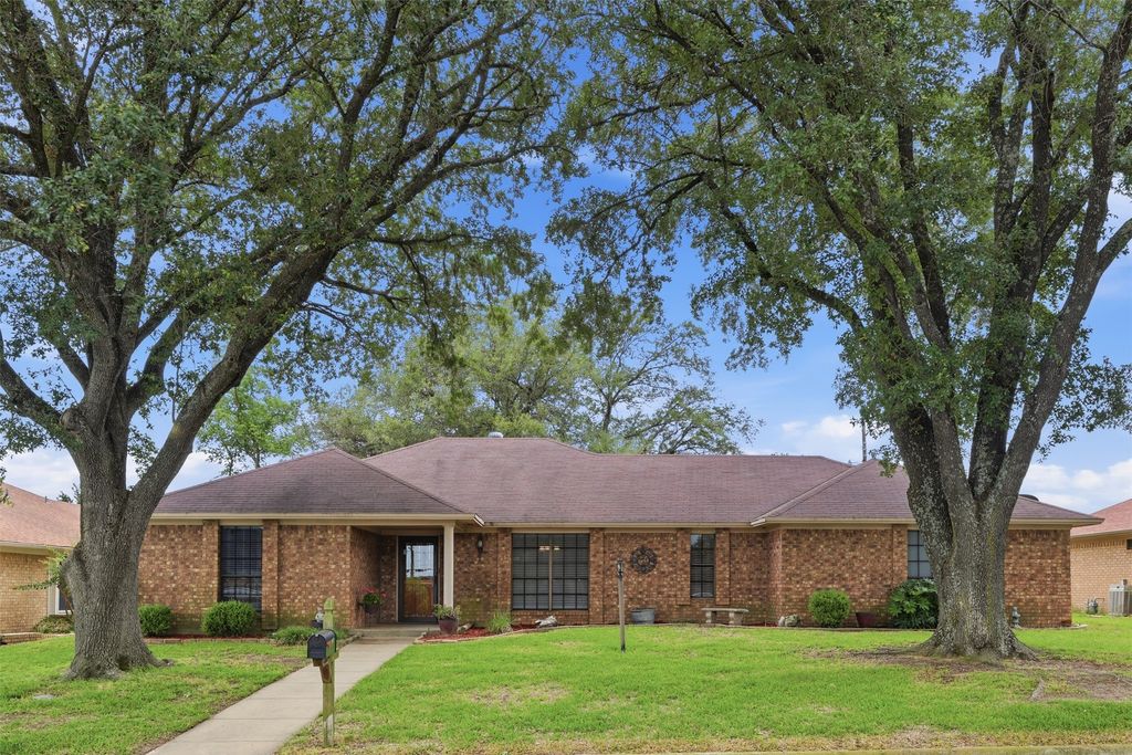 121 Hollie Circle, Sulphur Springs, TX 75482