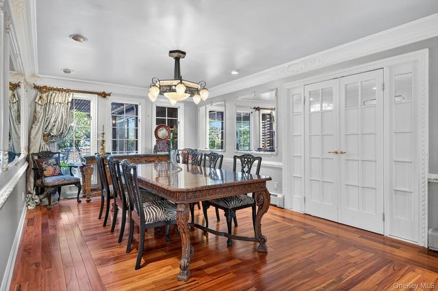 9 Applegreen Drive, Old Westbury, NY 11568