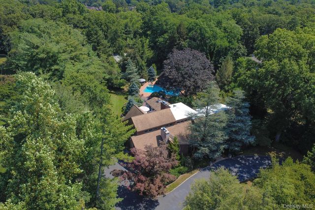 9 Applegreen Drive, Old Westbury, NY 11568
