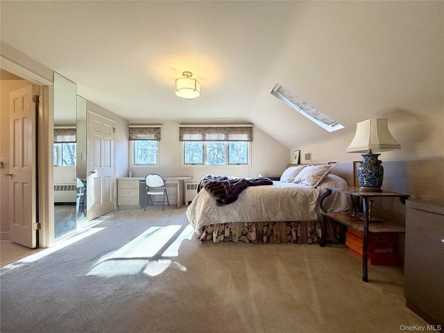 9 Applegreen Drive, Old Westbury, NY 11568