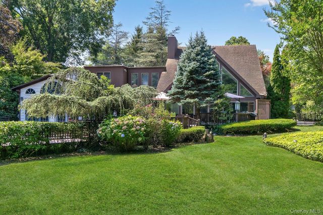 9 Applegreen Drive, Old Westbury, NY 11568