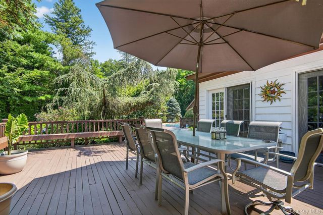 9 Applegreen Drive, Old Westbury, NY 11568