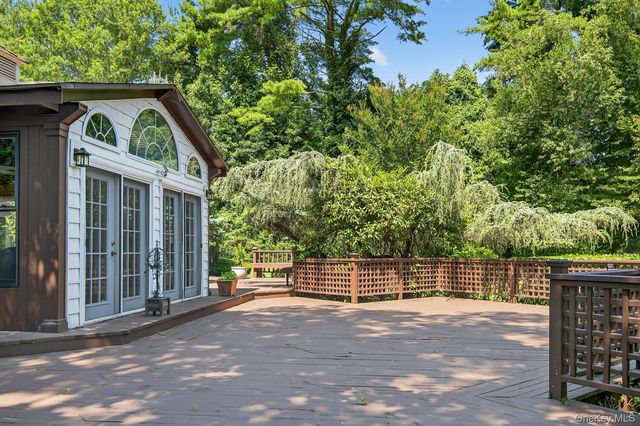 9 Applegreen Drive, Old Westbury, NY 11568