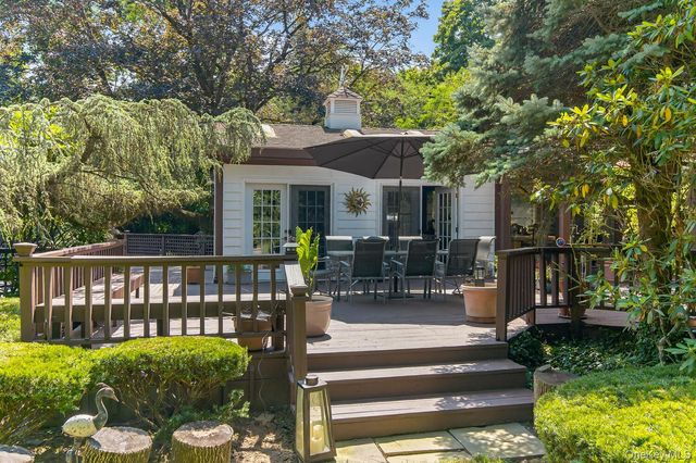 9 Applegreen Drive, Old Westbury, NY 11568