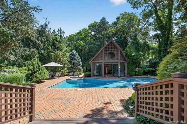 9 Applegreen Drive, Old Westbury, NY 11568
