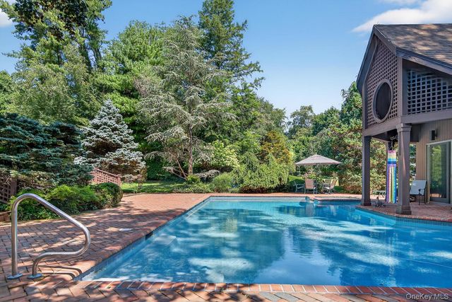 9 Applegreen Drive, Old Westbury, NY 11568