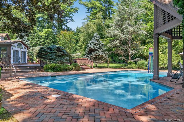 9 Applegreen Drive, Old Westbury, NY 11568