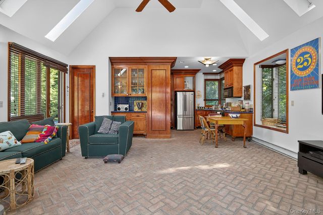 9 Applegreen Drive, Old Westbury, NY 11568