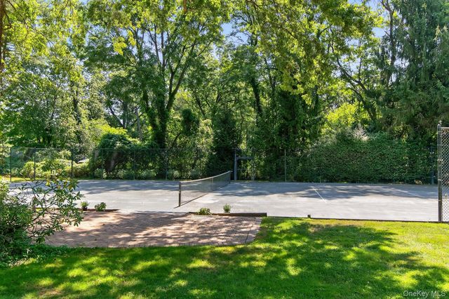 9 Applegreen Drive, Old Westbury, NY 11568