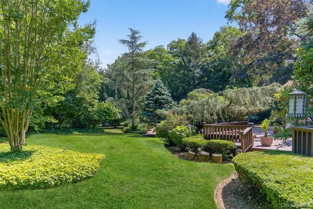 9 Applegreen Drive, Old Westbury, NY 11568