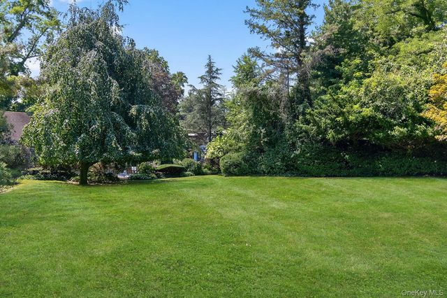 9 Applegreen Drive, Old Westbury, NY 11568