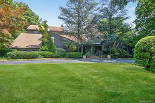 9 Applegreen Drive, Old Westbury, NY 11568