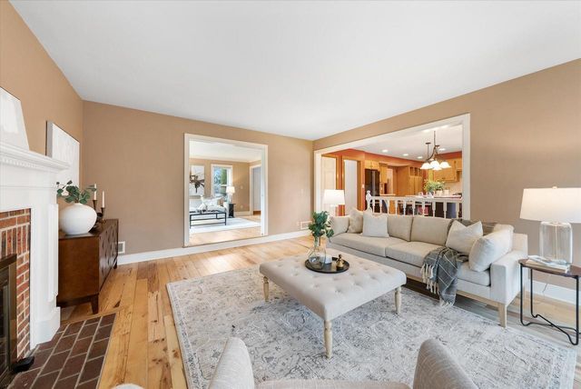 387 W Juniper DRIVE, Grafton, WI 53024