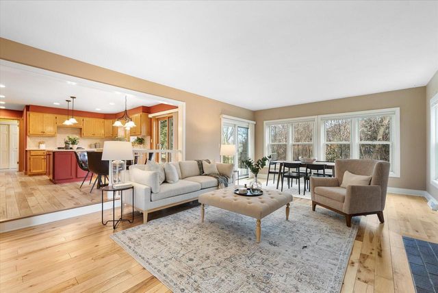 387 W Juniper DRIVE, Grafton, WI 53024