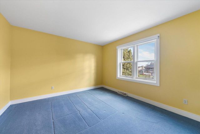 387 W Juniper DRIVE, Grafton, WI 53024