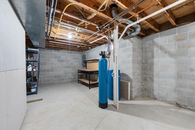 387 W Juniper DRIVE, Grafton, WI 53024