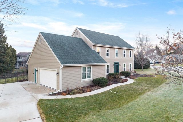 387 W Juniper DRIVE, Grafton, WI 53024