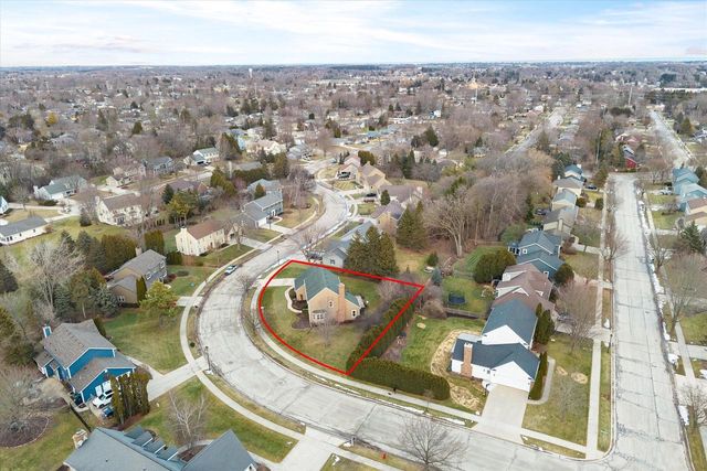 387 W Juniper DRIVE, Grafton, WI 53024