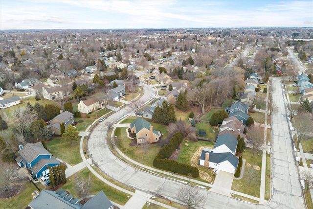 387 W Juniper DRIVE, Grafton, WI 53024