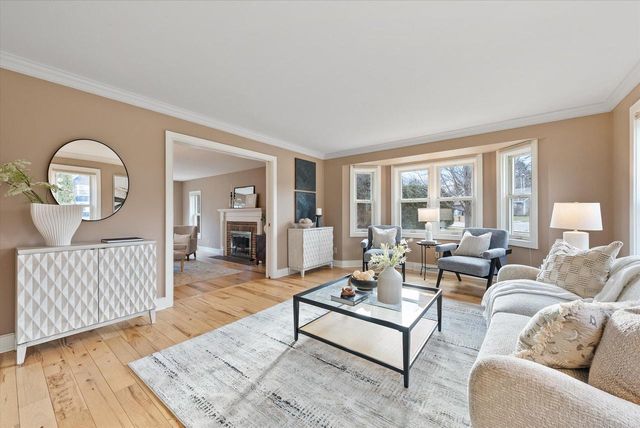 387 W Juniper DRIVE, Grafton, WI 53024