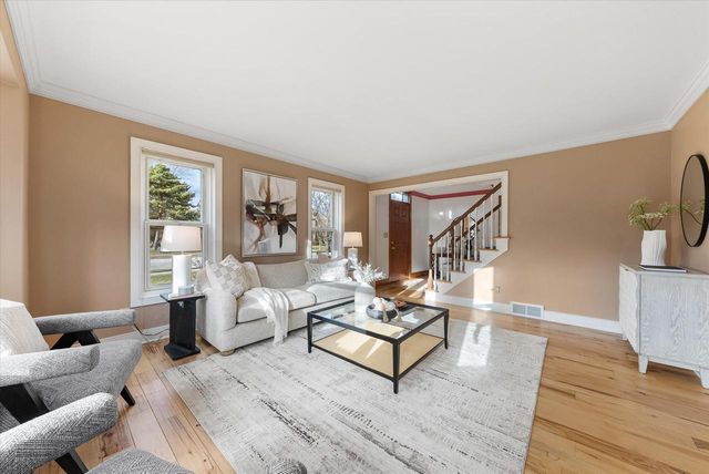 387 W Juniper DRIVE, Grafton, WI 53024