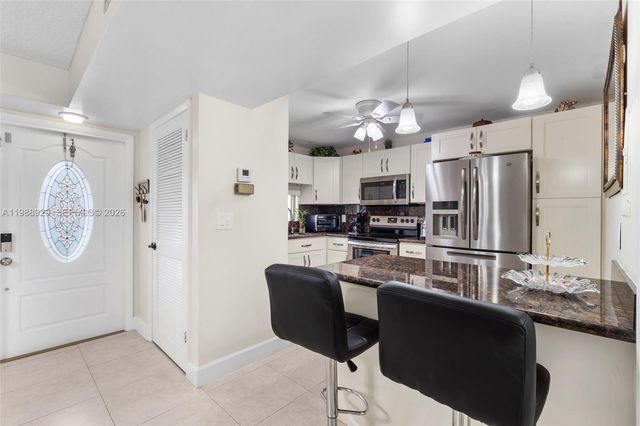 9420 S Hollybrook Lake Dr 206, Pembroke Pines, FL 33025