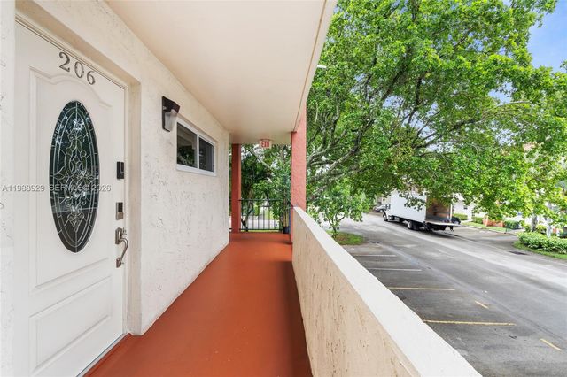 9420 S Hollybrook Lake Dr 206, Pembroke Pines, FL 33025