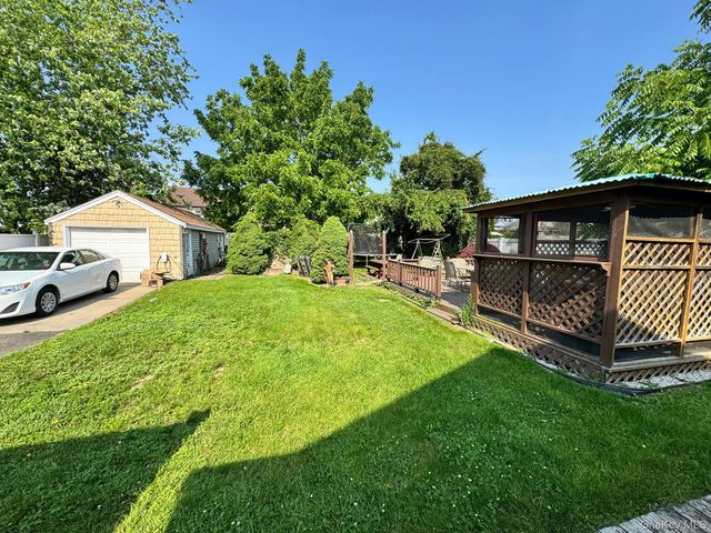 318 Felter Avenue, Hewlett, NY 11557