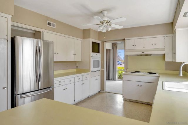 8838 La Jolla Scenic Dr N, La Jolla, CA 92037