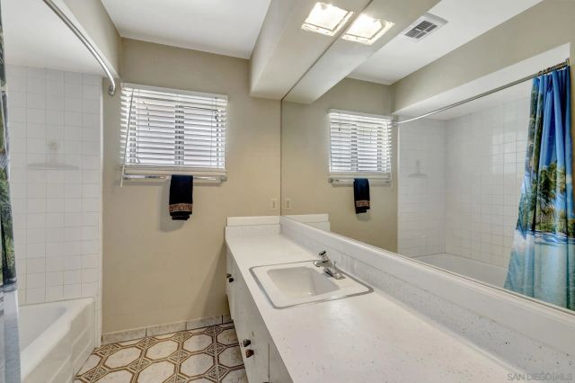 8838 La Jolla Scenic Dr N, La Jolla, CA 92037