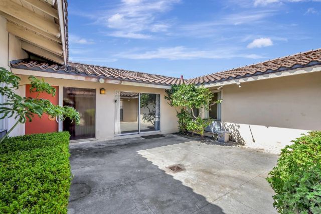 8838 La Jolla Scenic Dr N, La Jolla, CA 92037