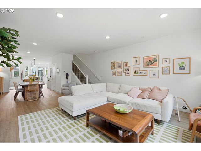 1408 Se GLENWOOD St 2, Portland, OR 97202