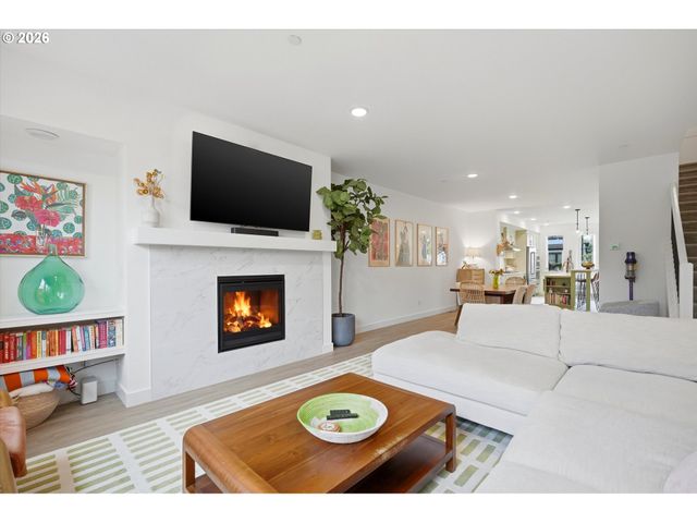 1408 Se GLENWOOD St 2, Portland, OR 97202