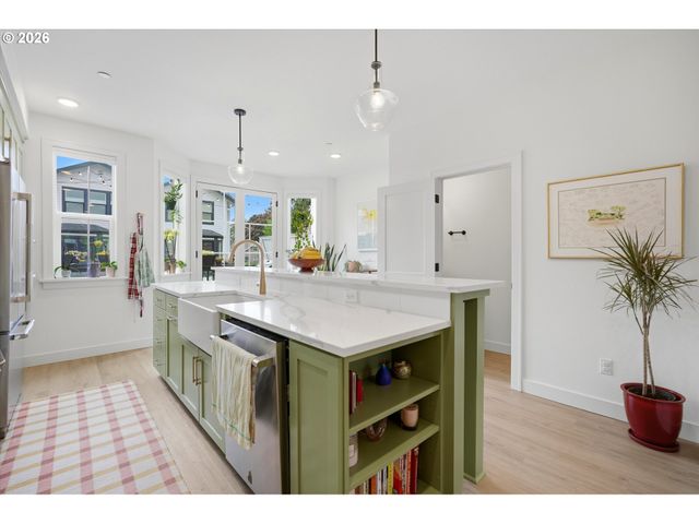 1408 Se GLENWOOD St 2, Portland, OR 97202