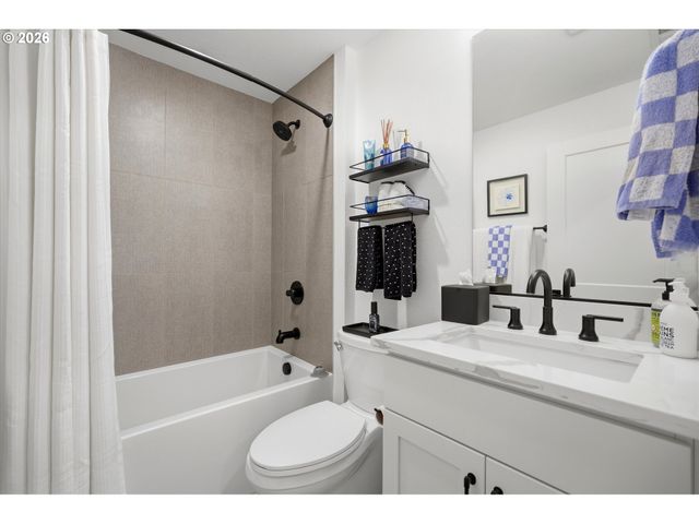 1408 Se GLENWOOD St 2, Portland, OR 97202