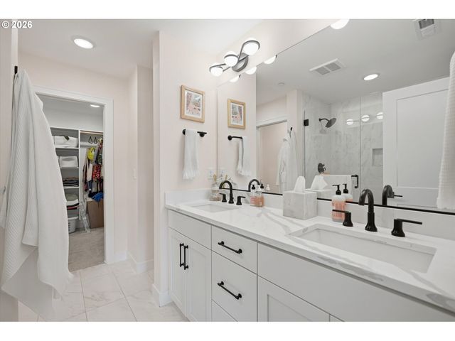 1408 Se GLENWOOD St 2, Portland, OR 97202