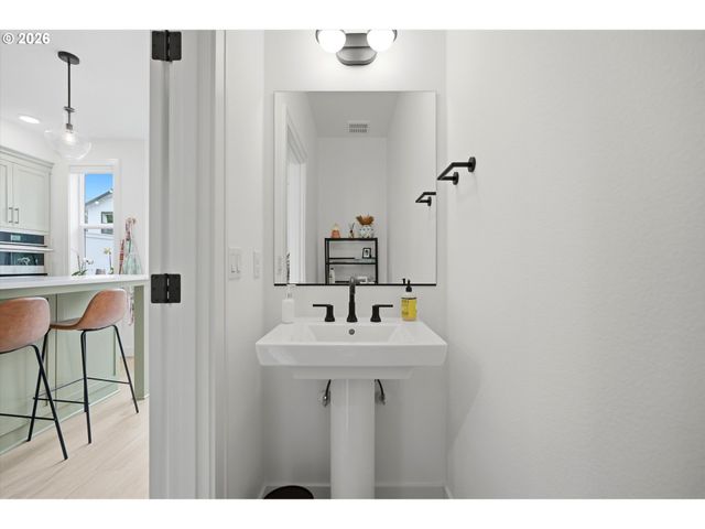 1408 Se GLENWOOD St 2, Portland, OR 97202