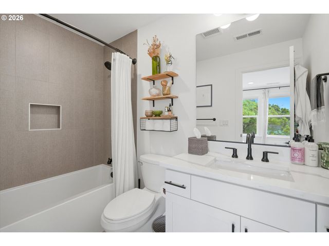 1408 Se GLENWOOD St 2, Portland, OR 97202