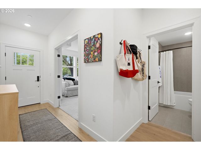 1408 Se GLENWOOD St 2, Portland, OR 97202