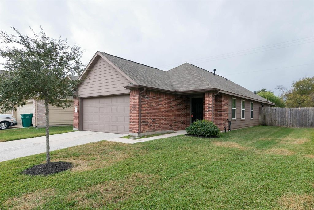 3831 Cary Creek Drive, Baytown, TX 77521