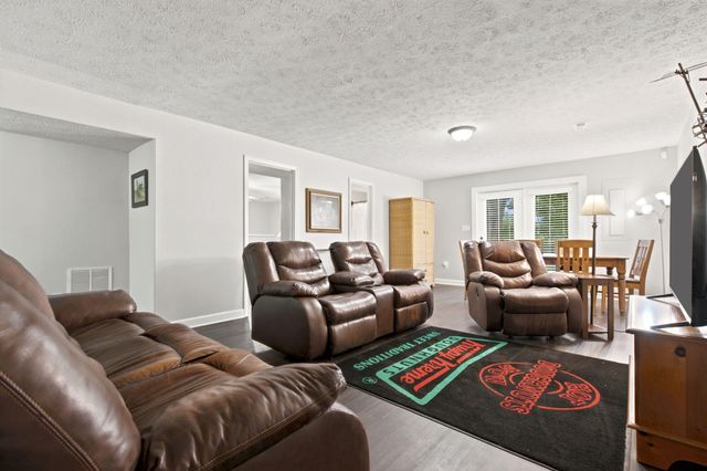 1367 Glossip Avenue, Highlandville, MO 65669