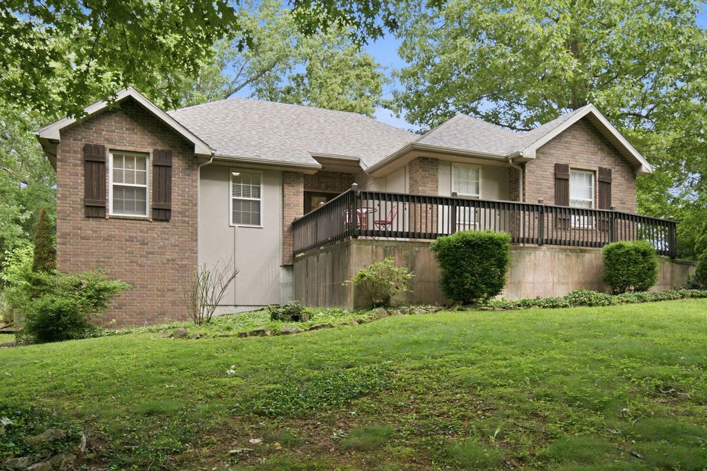 1367 Glossip Avenue, Highlandville, MO 65669