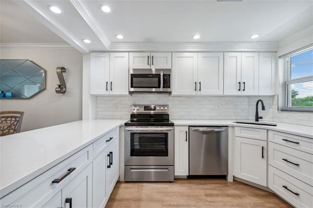 37 High Point CIR E 208, Naples, FL 34103