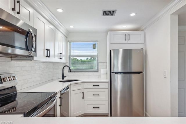 37 High Point CIR E 208, Naples, FL 34103