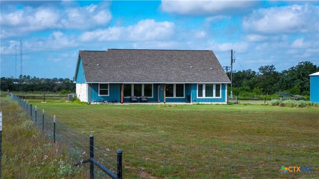 5476 County Road 427, Stockdale, TX 78160
